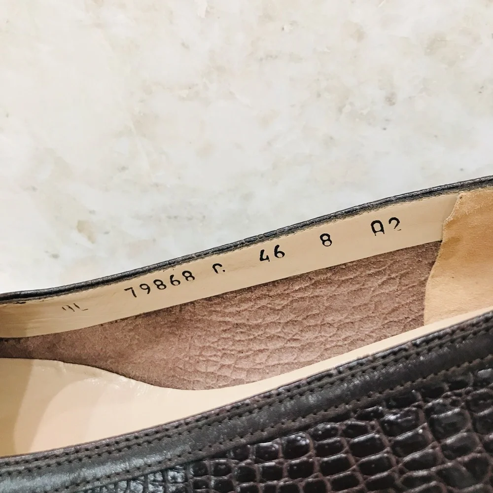 SALVATORE FERRAGAMO {8A2} Brown Embossed Leather Pumps - Picture 3 of 15